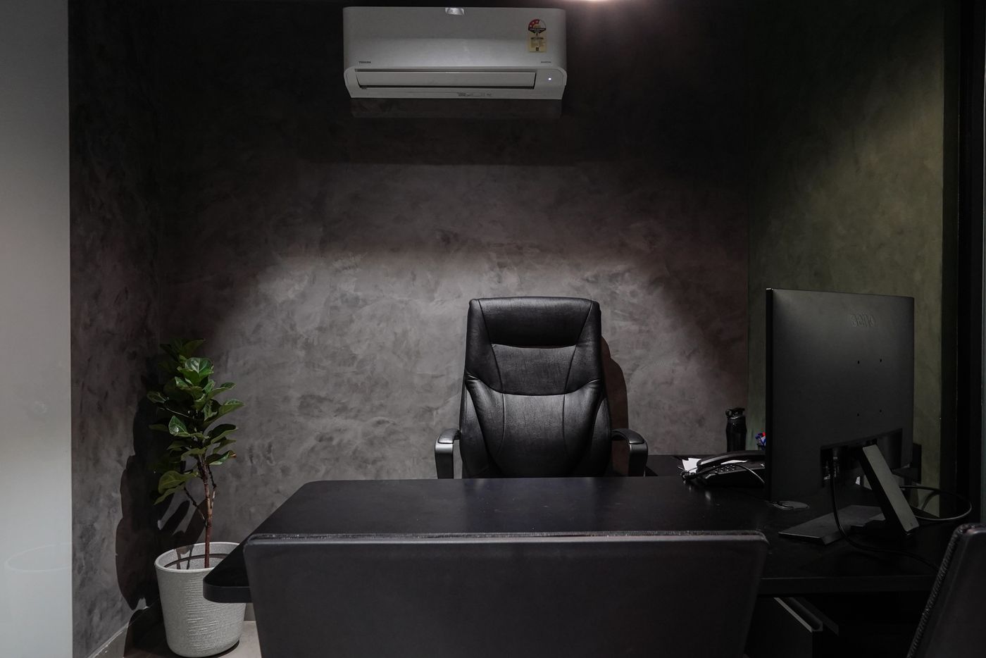 Espace de travail lumineux et contemporain